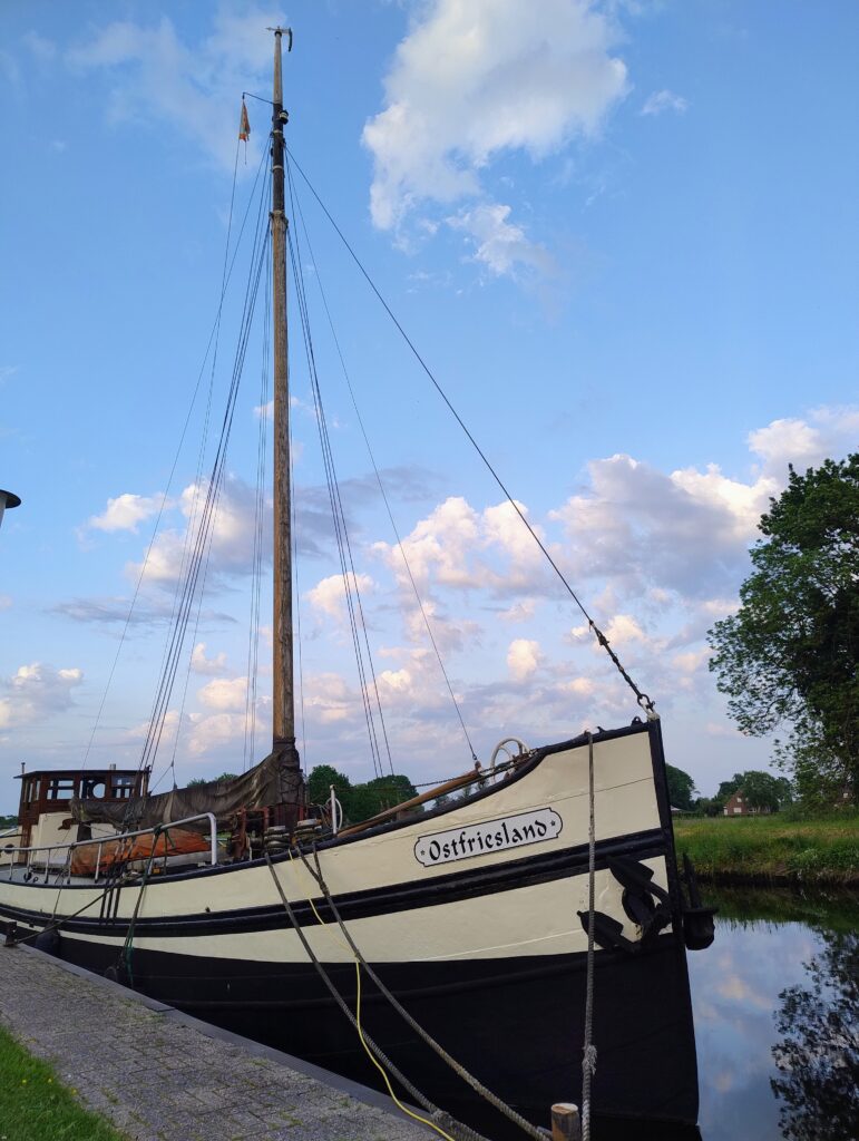 Schiff in Ostfriesland bei bestem Wetter im Ems-Jadekanal