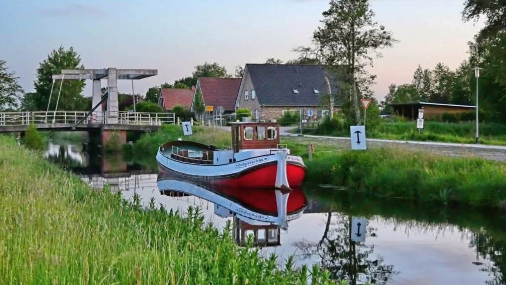 Schiff im Kanal in Ostfriesland bei Windstille