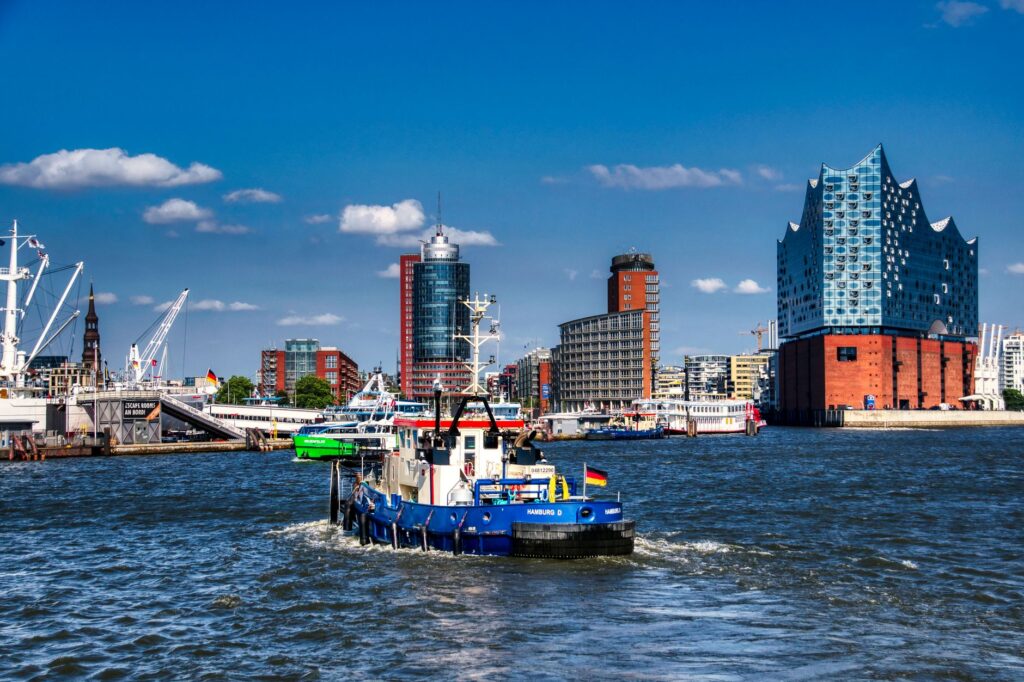 Hamburg Blick von der Elbe auf Schlepper und Elbphilharmonie